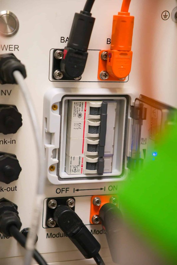 Quali sono le procedure per l'installazione di un sistema di avviso di collisione posteriore in un veicolo familiare?