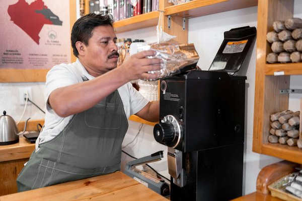 Come progettare un angolo bar in casa che possa trasformarsi in stazione caffè durante il giorno?
